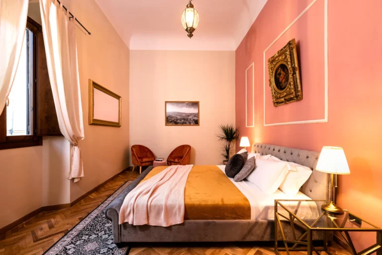 Double bedroom, apartment on Via della Pergola, Florence