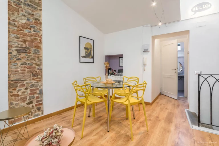Dining area, apartment on Borgo dei Greci, Florence